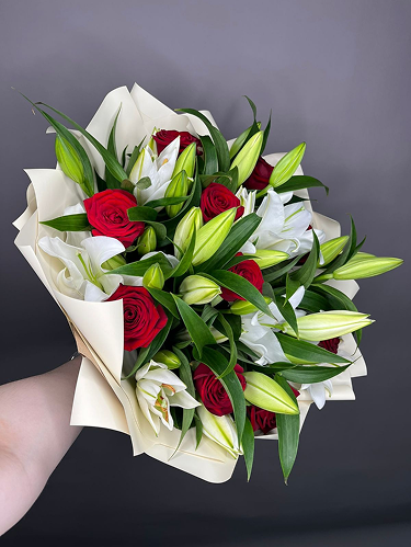 Букет из 9 лилий и 10 красных роз