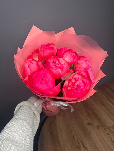Букет из 7 коралловых пионов